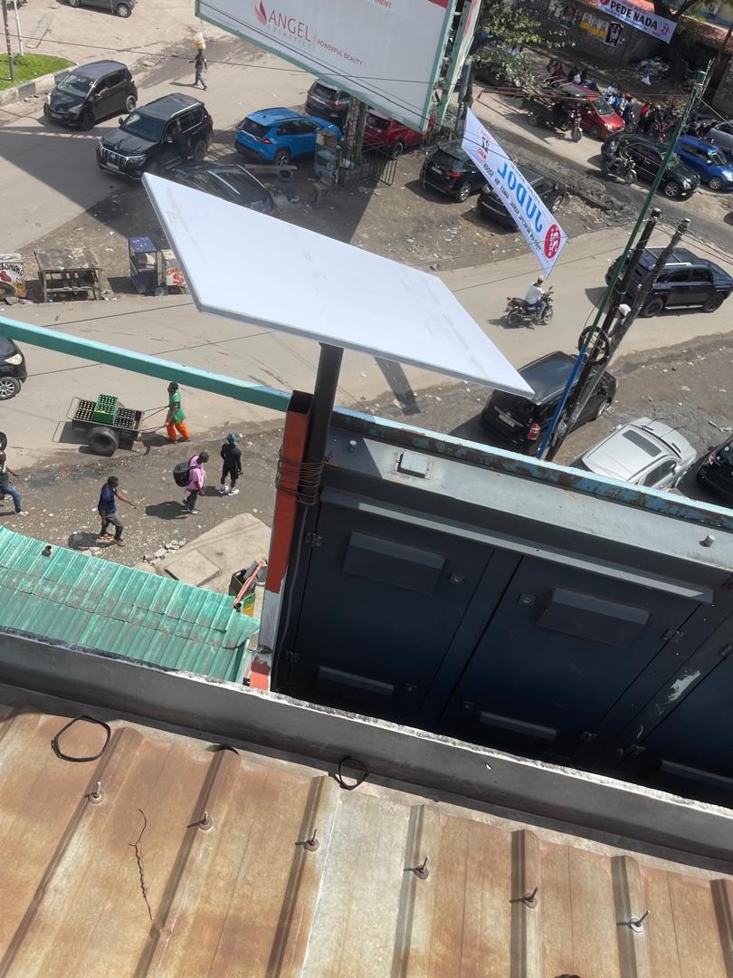 Installation d’une antenne Starlink standard en environnement urbain