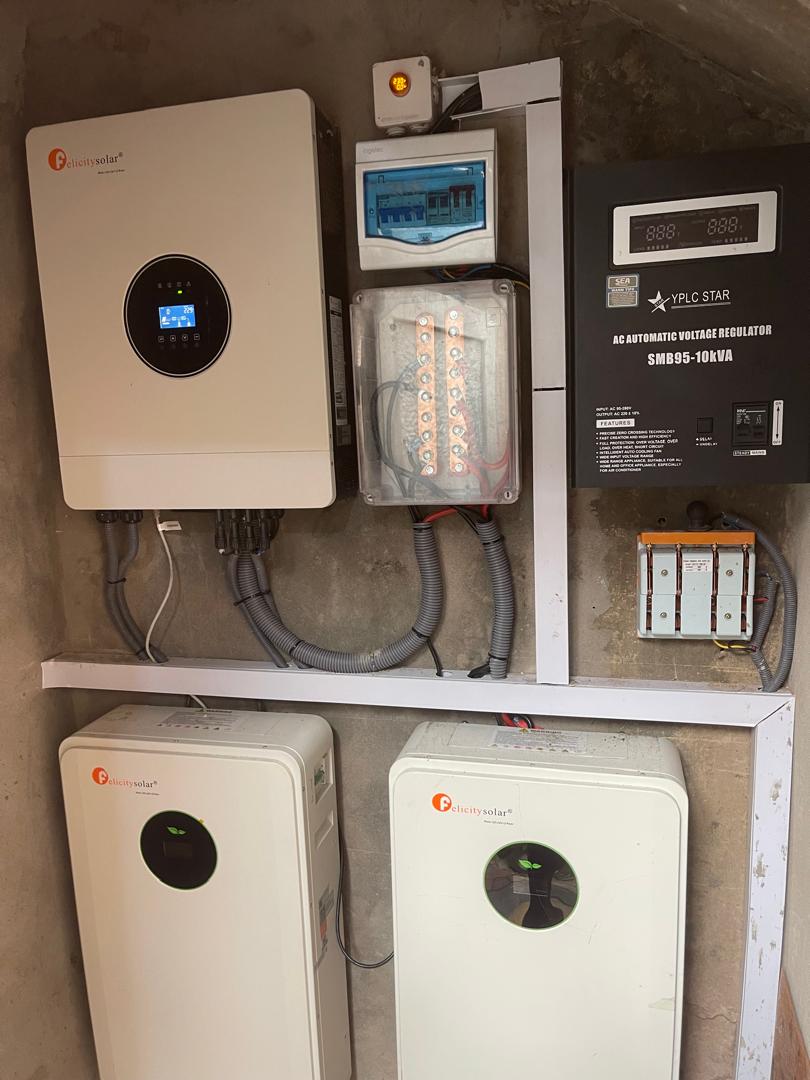 Installation solaire hybride avec onduleur, batteries et régulation